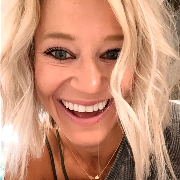 Meet your Posher, Stephanie - Picture 2 of 3